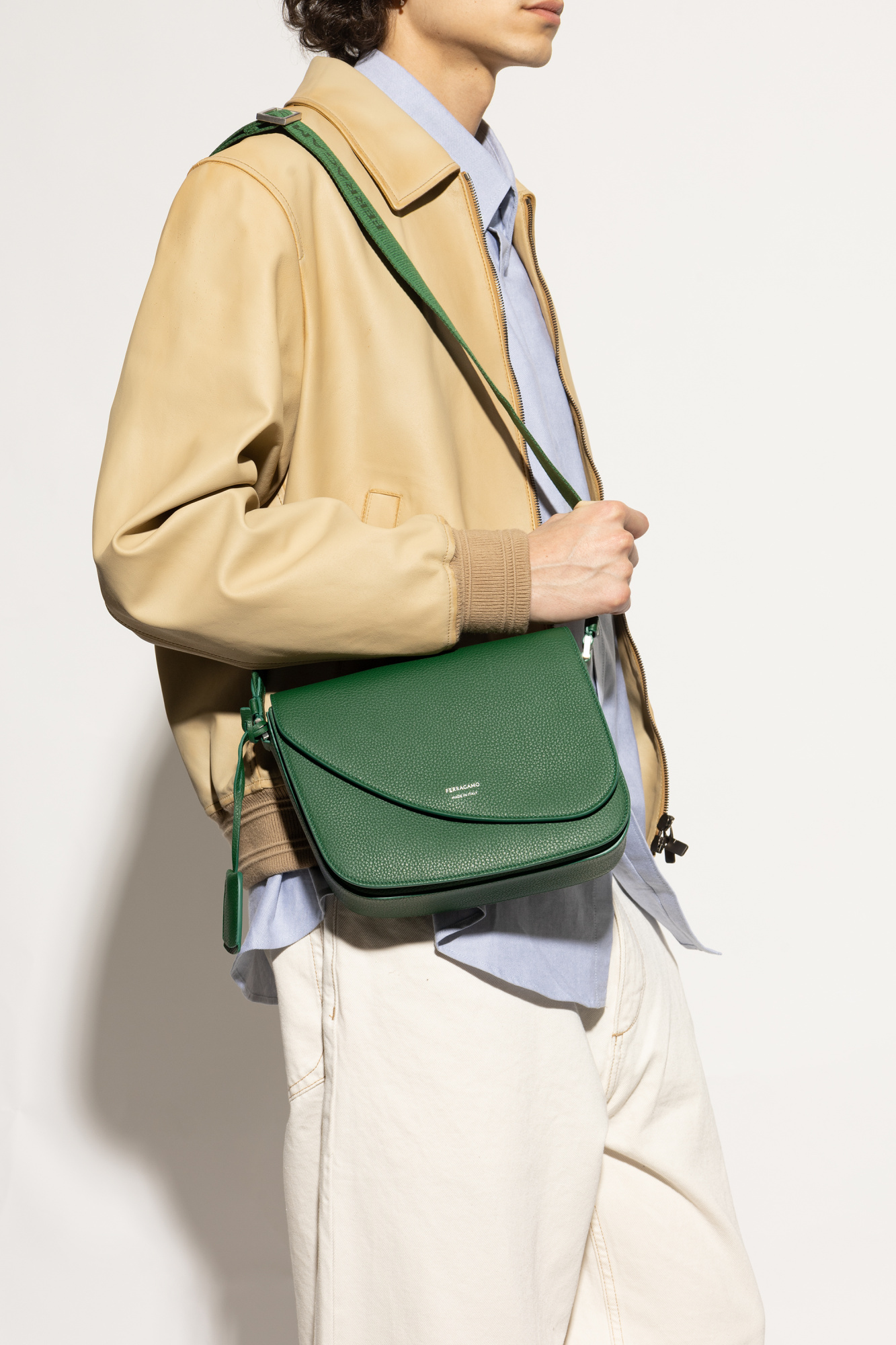 ショルダーバッグ・ポシェット SALVATORE FERRAGAMO FIAMMA SMALL SMOOTH LEATHER SHOULDER BAG Ferragamo Fiamma Bag: an icon of style and functionality